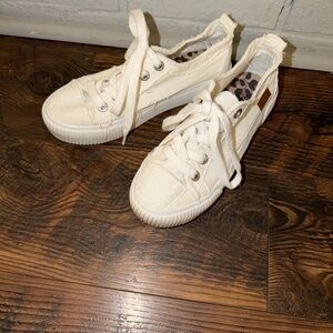 Stylish Canvas Sneakers in Cream